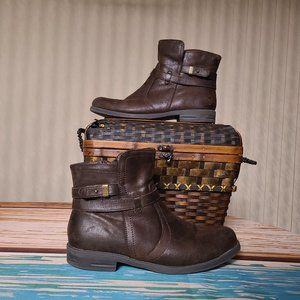 Women's Yuu Clayton Ankle Boot Size 9M Color Brown